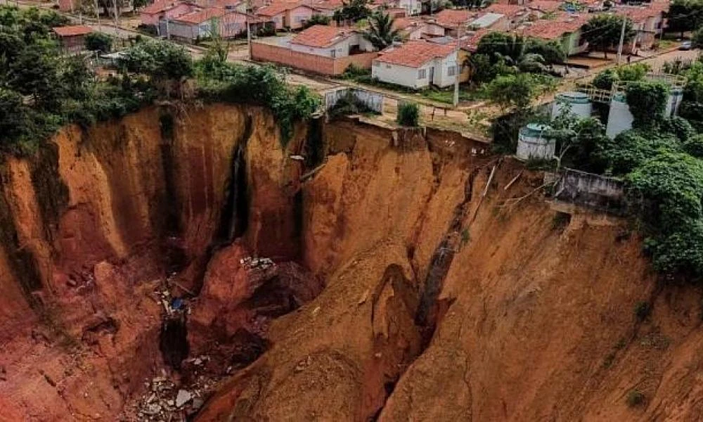 Τρύπα «έφαγε» μισή πόλη στη Βραζιλία!